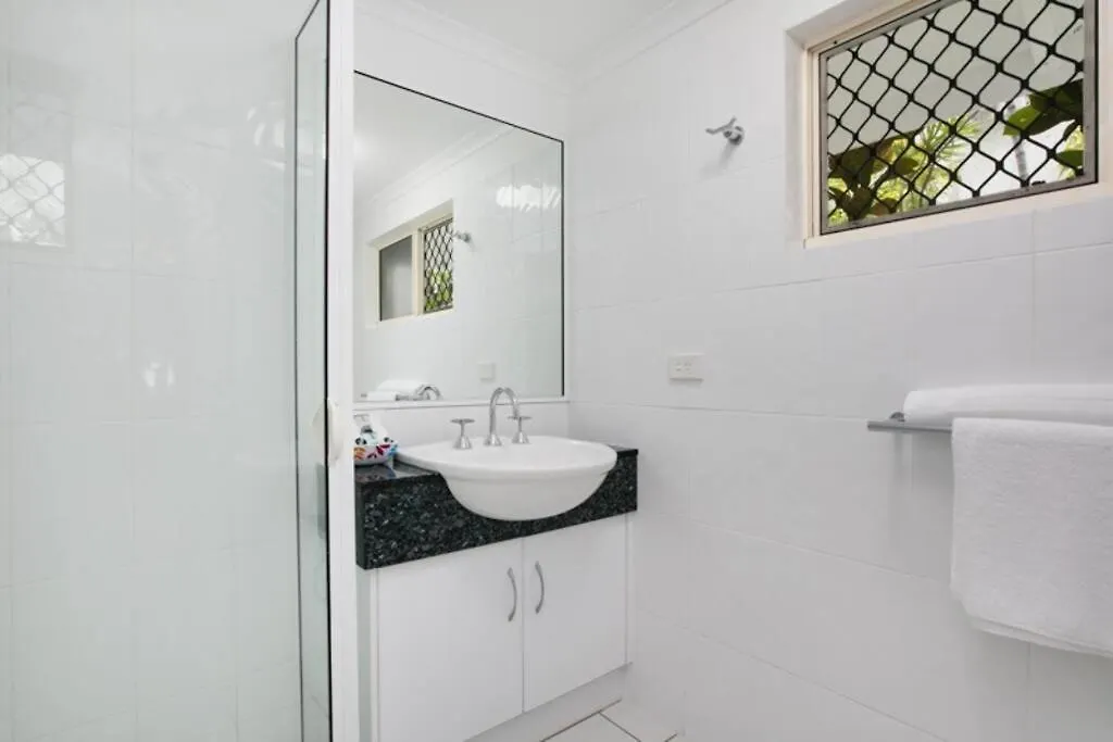 Absolute Beachfront Apartment Trinity Beach