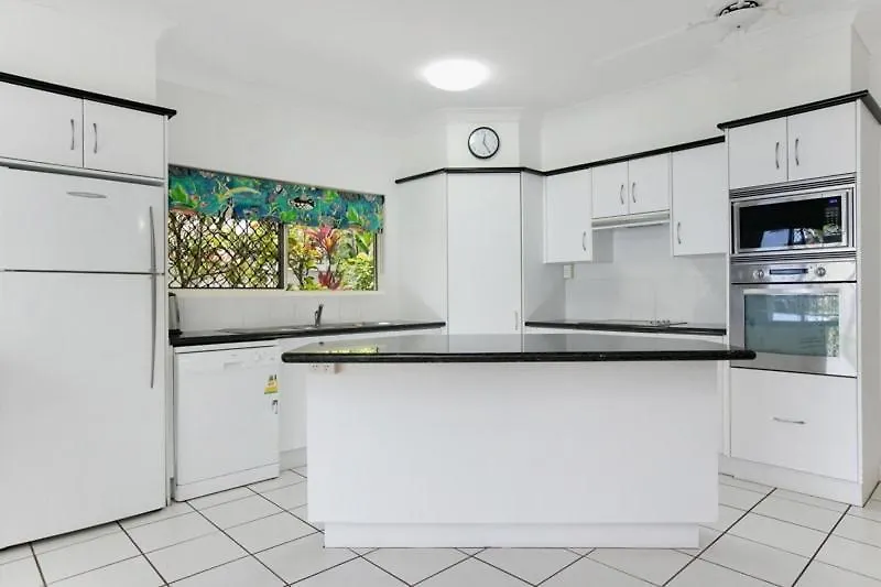 Absolute Beachfront Apartment Trinity Beach