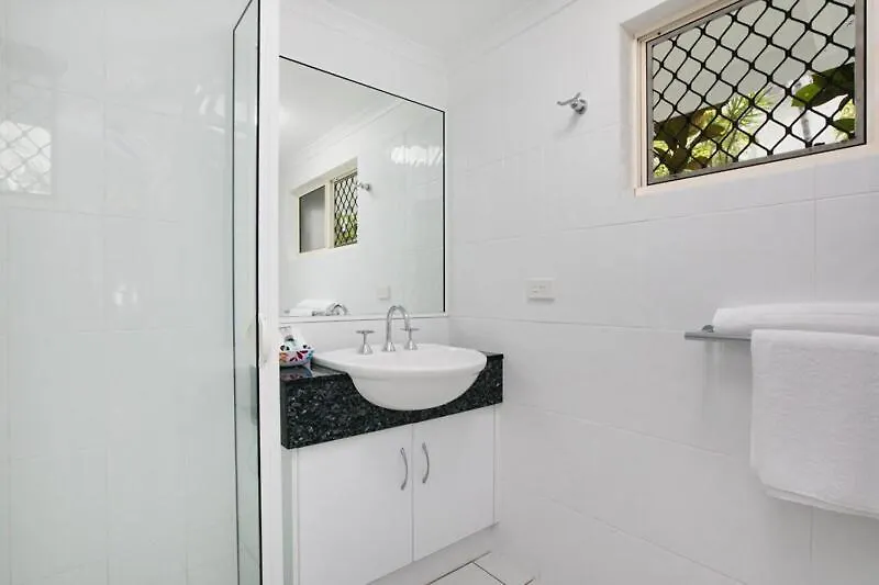 Absolute Beachfront Apartment Trinity Beach